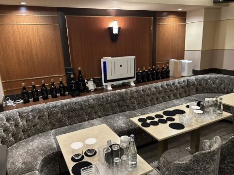 アジュール （紺碧）内装画像