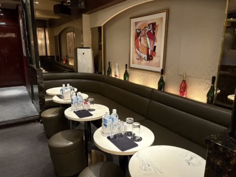 響 （ヒビキ）内装画像