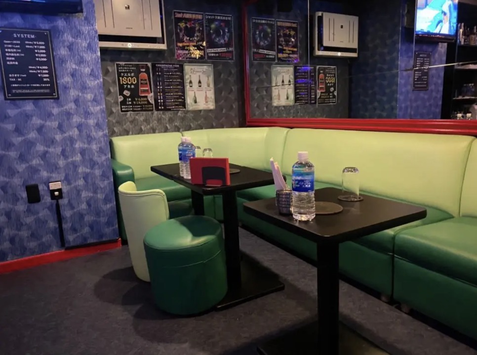 ピーカーブー （Peek a boo）内装画像