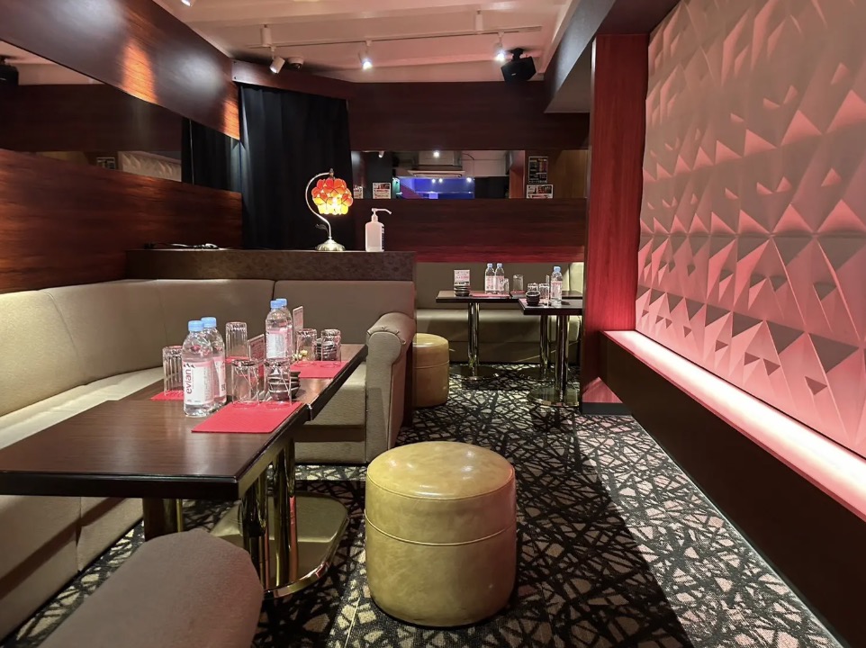 小鳥遊 （タカナシ）内装画像