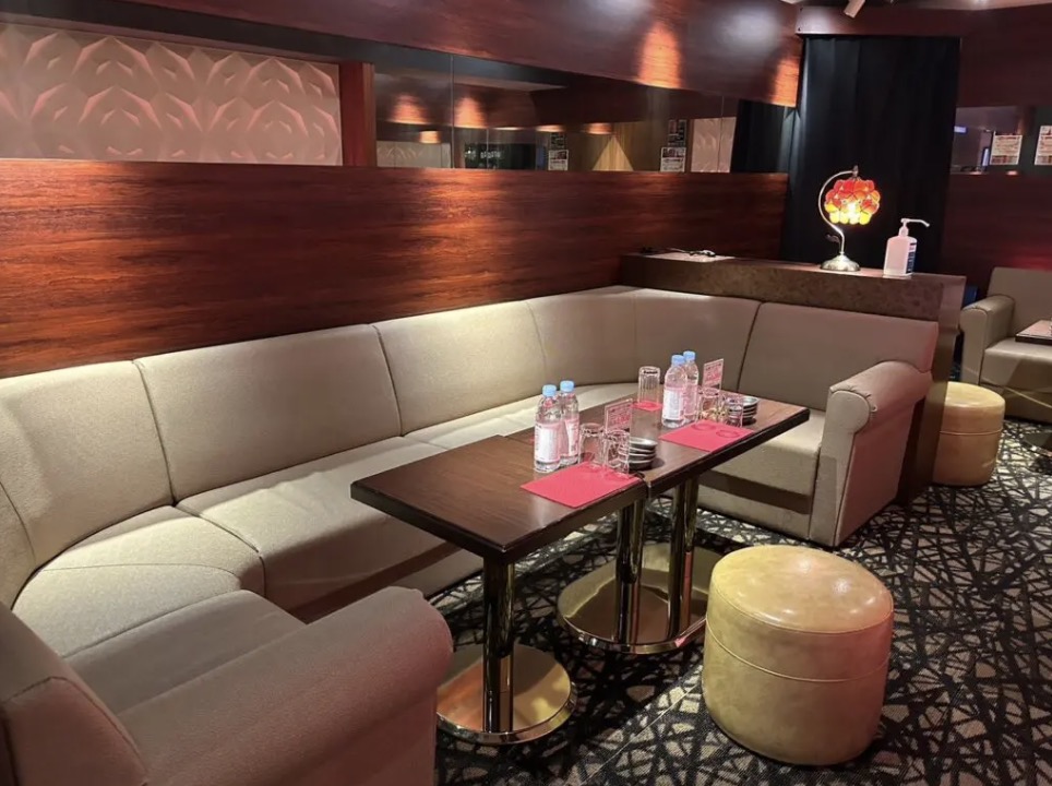 小鳥遊 （タカナシ）内装画像